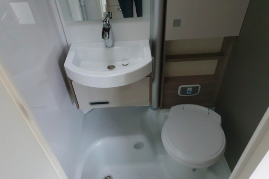 Half-integraal camper | Burstner Travel Van 590 G Harmony Line - Veneboer Caravans - 1