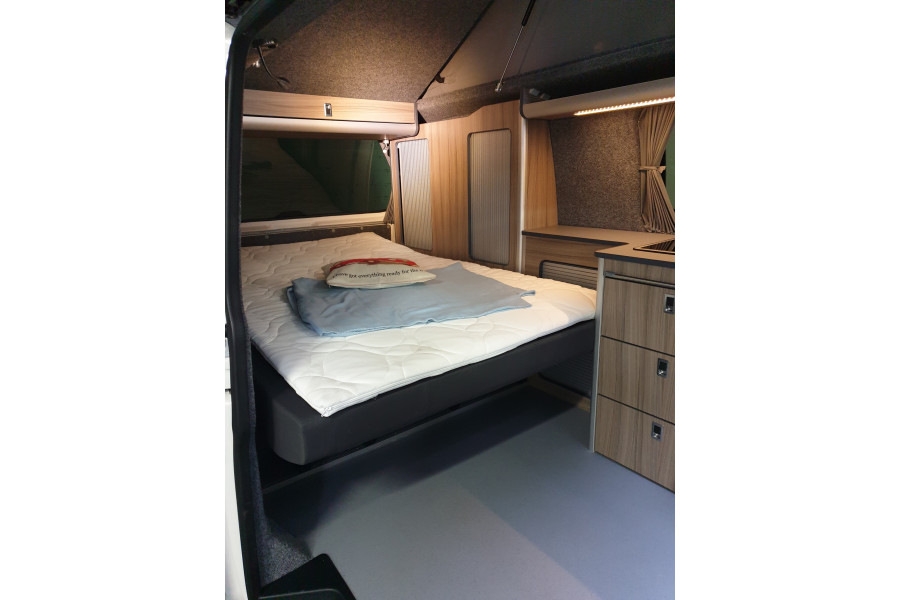 Volkswagen T5/T6 Camper 5 persoons LWB - Camperbouw-verhuur Dongen - bed