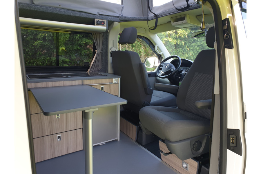 Volkswagen T5/T6 Camper 5 persoons LWB - Camperbouw-verhuur Dongen - binnenkant