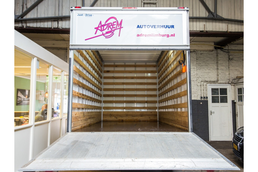 Bestelbus met laadlift - Autoverhuur Limburg - achterkant open klep