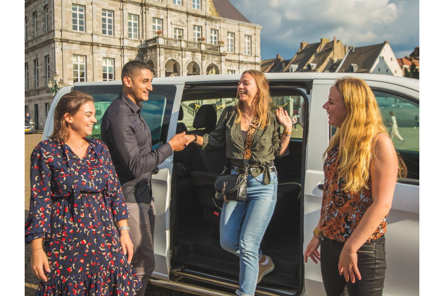 9 persoonsbus - Autoverhuur Limburg - zijkant met open deuren