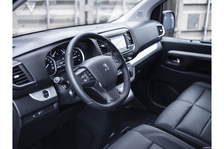 Bestelbus - Autoverhuur Limburg - dashboard en stuur