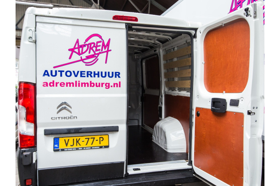 Standaard bestelbus - Autoverhuur Limburg - achterkant deuren open