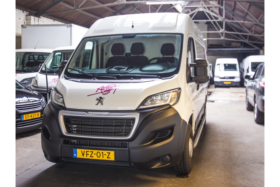 Grote bestelbus - Adrem Limburg - vooraanzicht