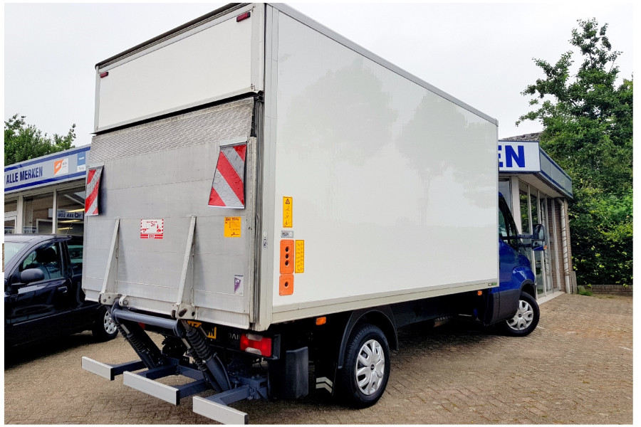 Iveco bakwagen met laadklep - Autobedrijf Van Dongen - zijaanzicht