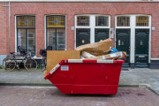 Grofvuilcontainer in Nederlandse straat