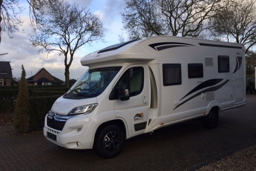 Half-integraal camper - Camper Rental Holland - 1