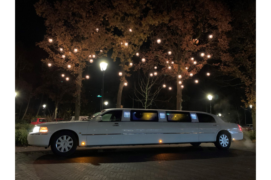 Lincoln Stretch limousine huren - deBusSpecialist - deLimoSpecialist - 3