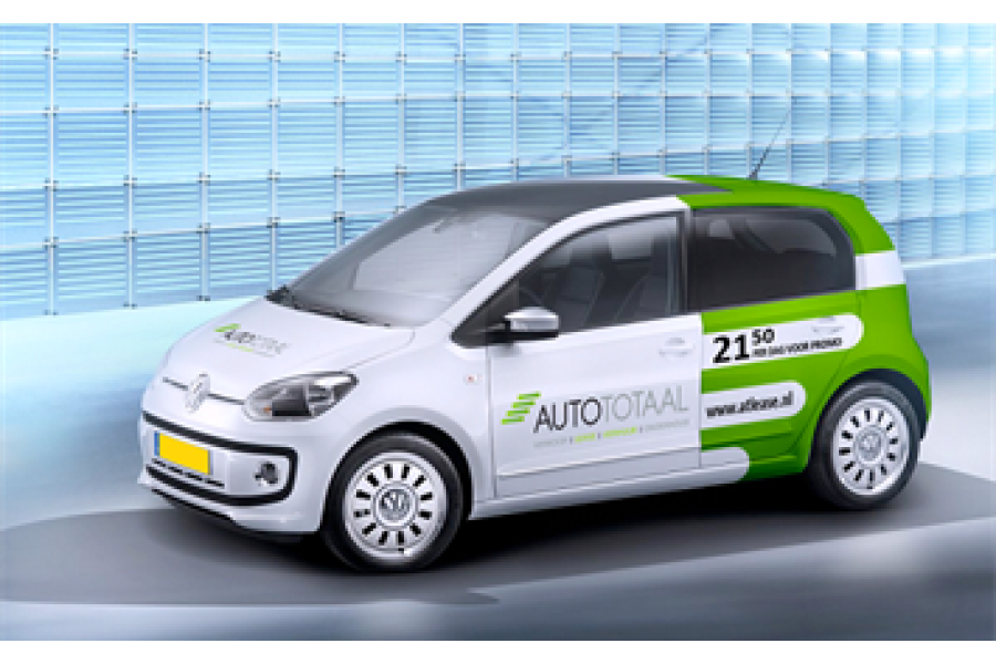 Compacte auto met reclame huren | Auto Totaal Verhuur | Volkswagen Up witte auto in parkeerstand | Handgeschakeld