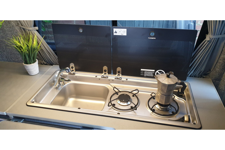 Volkswagen T5/T6 Camper 5 persoons LWB - Camperbouw-verhuur Dongen - keuken