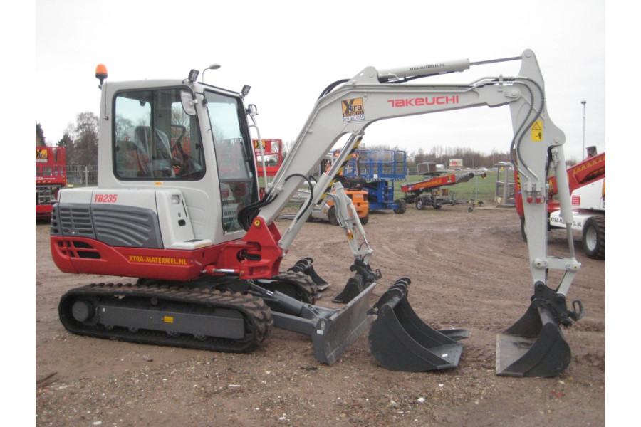 Graafmachine - Takeuchi TB235 - Xtra Materieel B.V. - zijaanzicht andere kant
