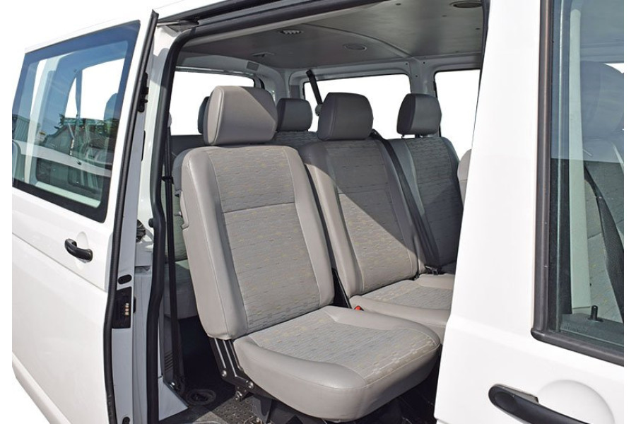 9 persoons busje - Kuperus Autoverhuur - achterbank