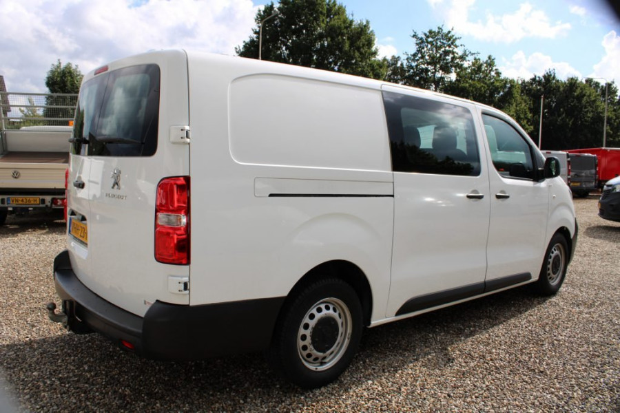 Dubbele cabine bus - Autoverhuur Limburg - zijaanzicht wit