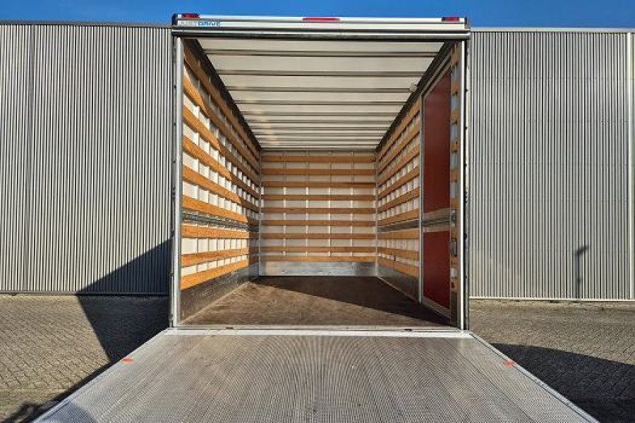 Bakwagen met laadlift – VW Crafter - Adriaanse Autoverhuur - 5