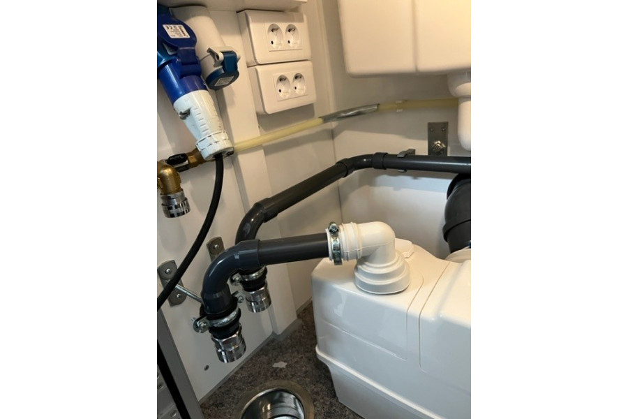 2-deurs mobiele toiletwagen - Kisteman-events - 4